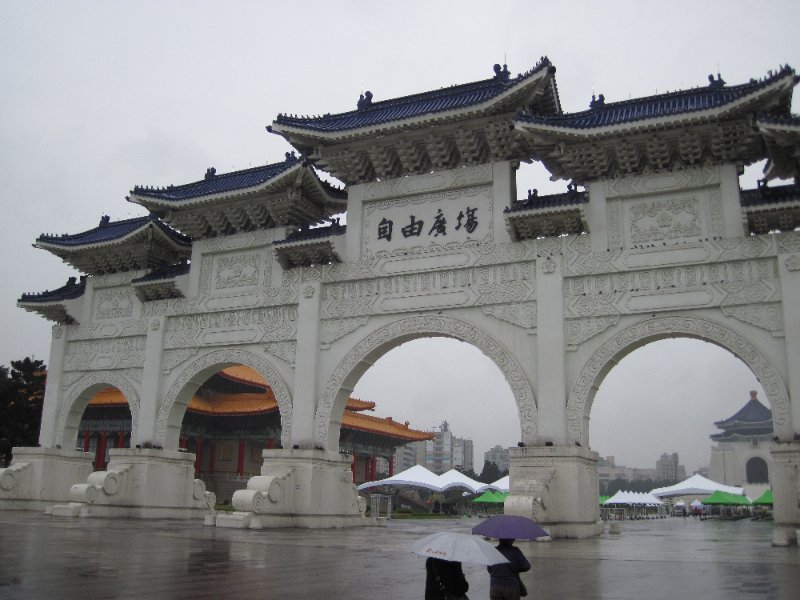 Taiwan060210-1049.jpg - The main gate to Liberty Square, National Concert Hall (background)