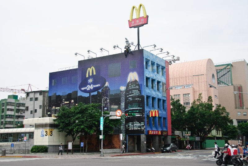 Taiwan060210-3108.jpg - McDonalds at Lin Sen Road and Zhong Xiao East Road